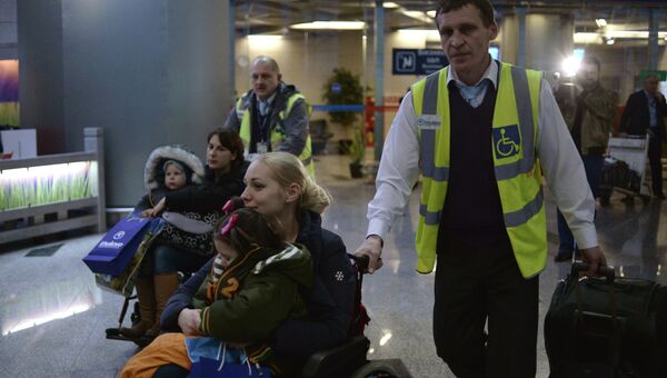 Сотрудник центра мобильности пассажиров встречает в аэропорту Внуково тяжелобольных детей из Донбасса, прибывших на лечение в Москву. Архивное фото