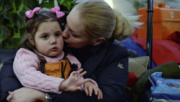 Тяжелобольные дети из Донбасса, прибывшие на лечение в Москву в аэропорту Внуково