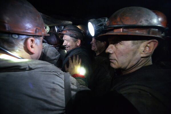 Шахтеры поднимаются на поверхность после смены на шахте имени С.П. Ткачука в городе Харцызске