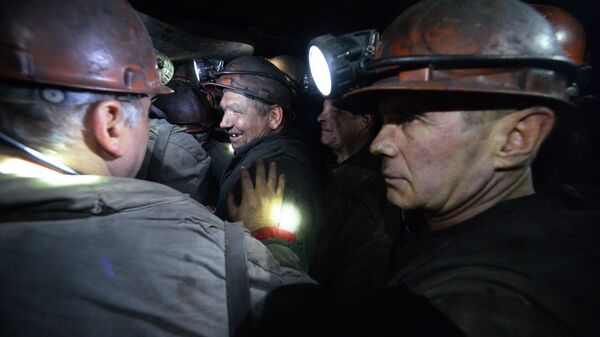 Шахтеры поднимаются на поверхность после смены на шахте имени С.П. Ткачука в городе Харцызске