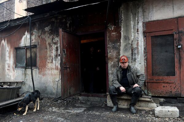 Шахтер после смены на шахте имени С.П. Ткачука в городе Харцызске