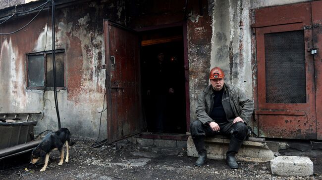 Шахтер после смены на шахте имени С.П. Ткачука в городе Харцызске