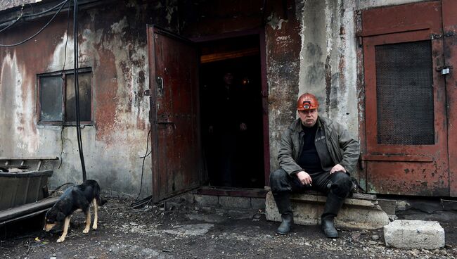 Шахтер после смены на шахте имени С.П. Ткачука в городе Харцызске. Архивное фото