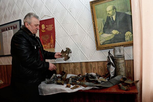 Осколки снарядов, попавшие в здание шахтоуправления шахты имени С.П. Ткачука в городе Харцызске