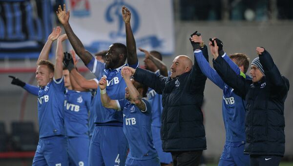 Игроки ФК Динамо радуются победе в матче 1/16 финала Лиги Европы УЕФА