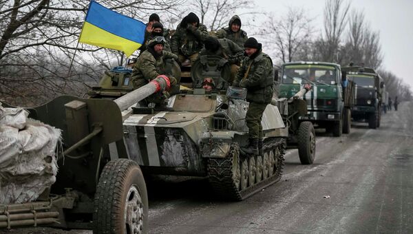 Украинские военные готовятся к отводу техники под Дебальцево. 26 февраля 2015