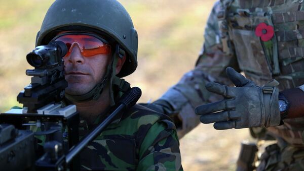 Британский военный инструктор обучает солдата. Архивное фото