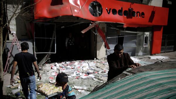 Место взрыва у офиса британской компании мобильной связи Vodafone в Каире. 26 февраля 2015