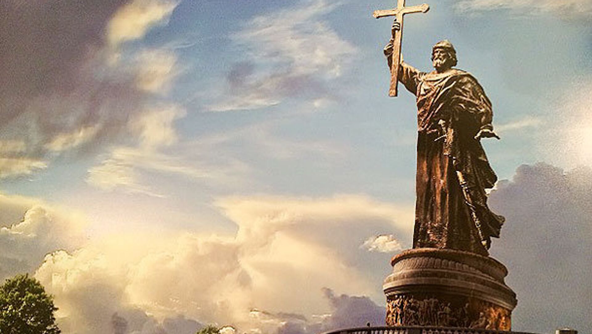 памятник святому владимиру в москве