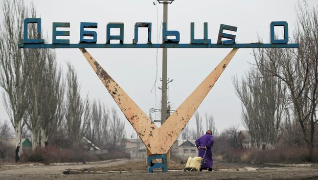 Жительница Дебальцево на окраине города. Архивное фото