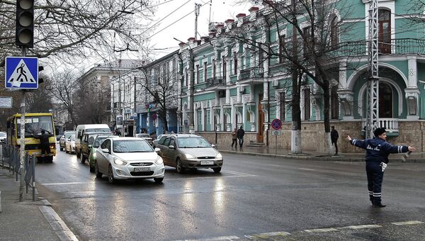 Сотрудник дорожно-постовой службы регулирует движение на одной из улиц Симферополя. Архивное фото