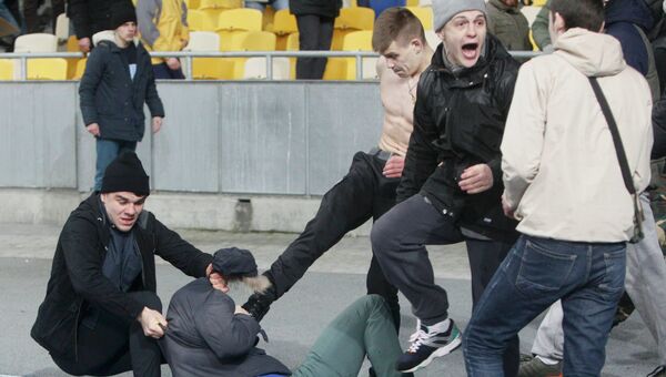 Болельщики киевского Динамо на матче между киевским Динамо и французской командой Генгам