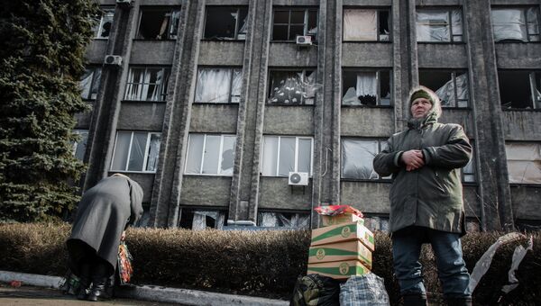 Жители Дебальцево возле комендатуры Донецкой народной республики. Архивное фото