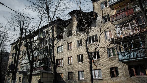 Разрушенный в результате обстрела дом в центре Дебальцево, Архивное фото