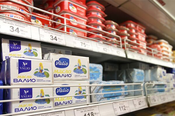 Масло финской марки Валио на прилавке в магазине Масло финской марки Валио на прилавке в магазине