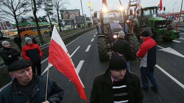 Польские фермеры на дороге, ведущей в Варшаву. Архивное фото