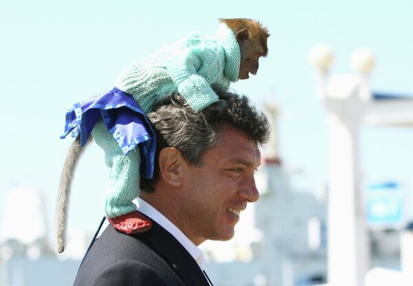 Борис Немцов во время прогулки по городу Сочи