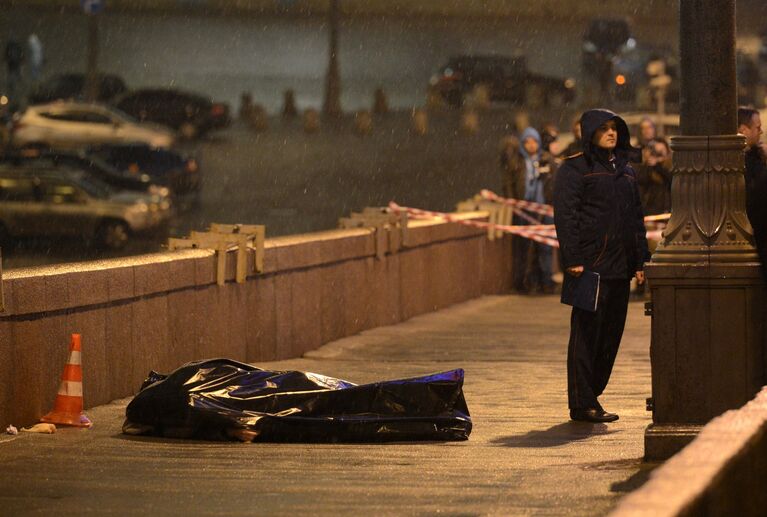 На месте убийства политика Бориса Немцова