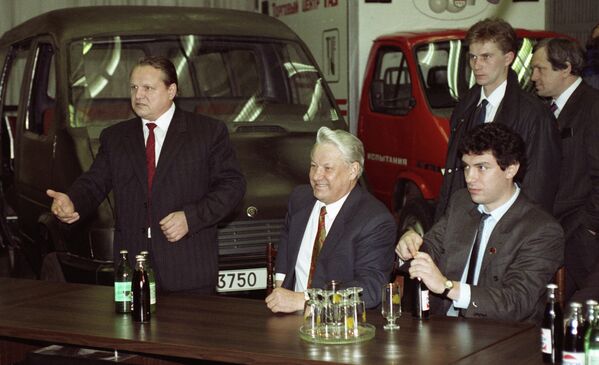 Президент России Борис Ельцин и губернатор Нижнего Новгорода Борис  Немцов на встрече с руковдством Горьковского автомобильного завода