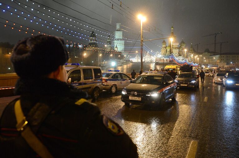 Полицейские машины на месте убийства политика Бориса Немцова