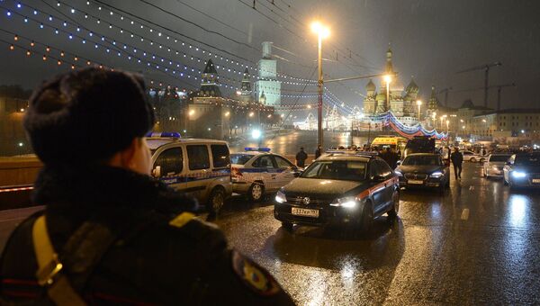 Полицейские машины на месте убийства политика Бориса Немцова