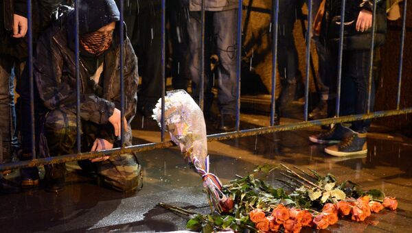 Люди несут цветы к месту убийства политика Бориса Немцова. Архивное фото