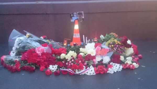 Цветы и фото на месте убийства Бориса Немцова в центре Москвы. архивное фото