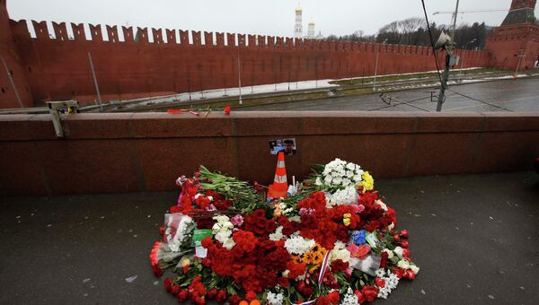 Цветы на месте убийства Бориса Немцова, 28 февраля 2015