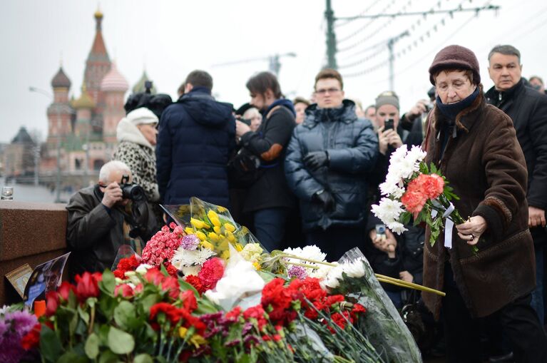 Горожане возлагают цветы на месте убийства политика Бориса Немцова