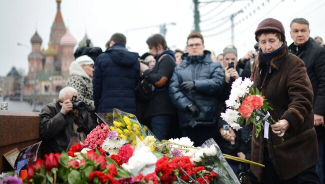 Горожане возлагают цветы на месте убийства политика Бориса Немцова