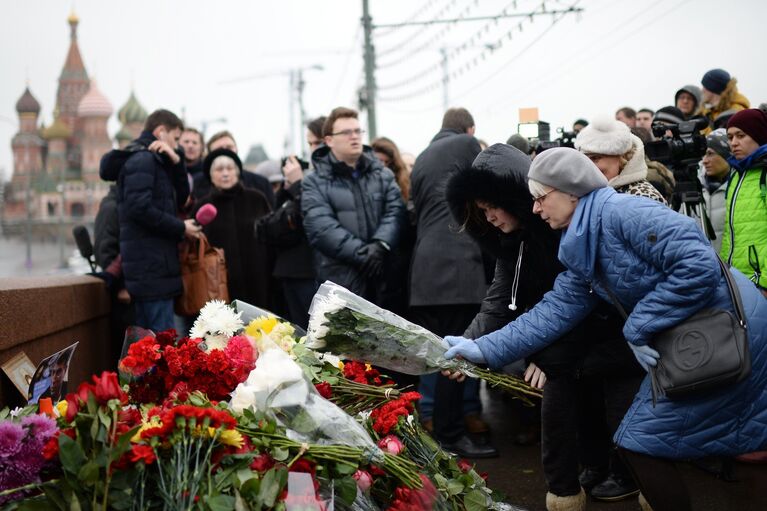 Горожане возлагают цветы на месте убийства политика Бориса Немцова