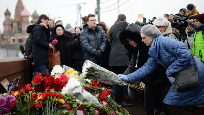 Горожане возлагают цветы на месте убийства политика Бориса Немцова