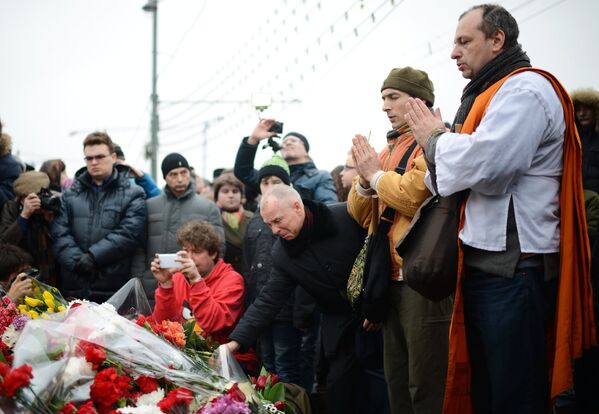 Горожане возлагают цветы на месте убийства политика Бориса Немцова