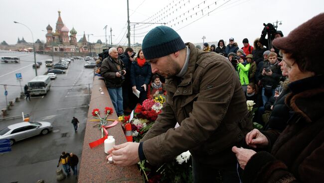 Горожане возлагают цветы на месте убийства политика Бориса Немцова