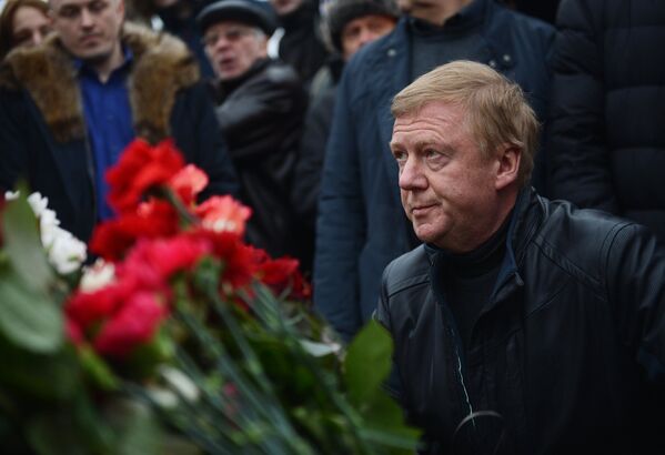 Председатель правления ООО УК Роснано Анатолий Чубайс возлагает цветы на месте убийства политика Бориса Немцова