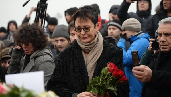 Ирина Хакамада возлагает цветы на месте убийства политика Бориса Немцова. Архивное фото