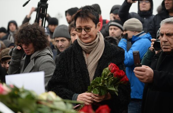 Ирина Хакамада возлагает цветы на месте убийства политика Бориса Немцова