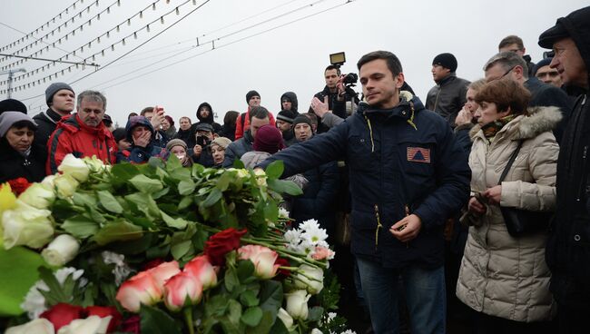 Илья Яшин возлагает цветы на месте убийства политика Бориса Немцова