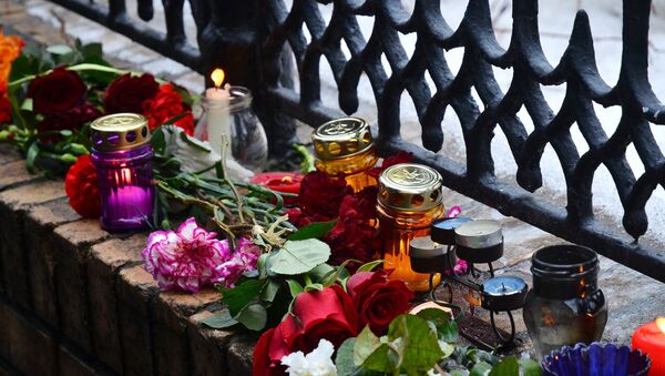 Цветы и свечи у офиса РПР-ПАРНАС на Пятницкой улице после убийства политика Бориса Немцова, который был застрелен в Москве на Большом Москворецком мосту в ночь с 27-го на 28-ое фераля 2015 года