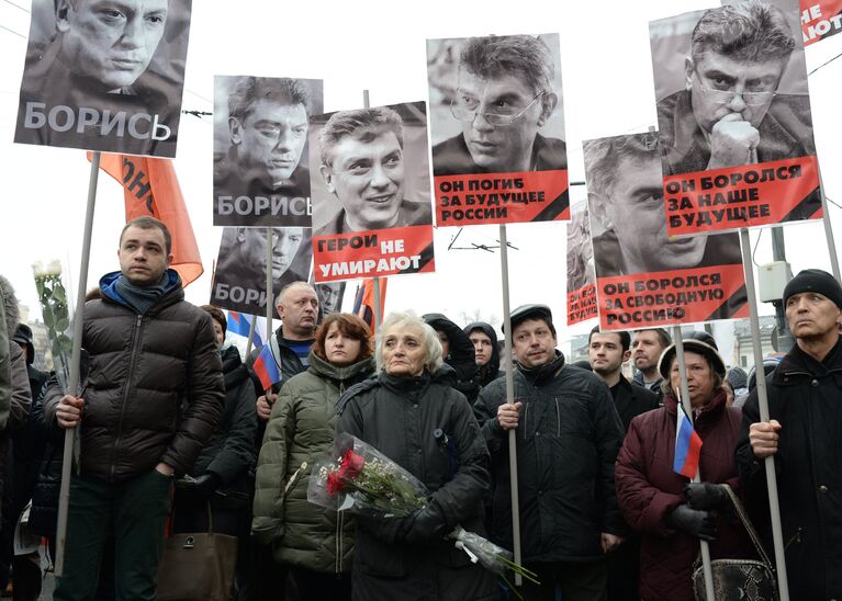 Участники траурного марша в Москве в память о политике Борисе Немцове