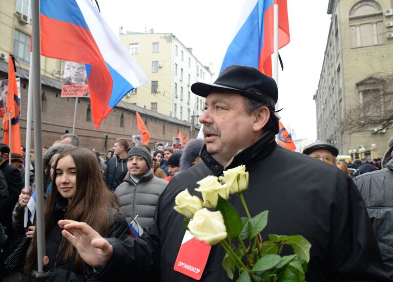 Геннадий Гудков принимает участие в траурном марше в Москве в память о политике Борисе Немцове