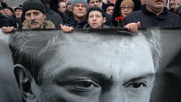 Участники траурного марша в Москве в память о политике Борисе Немцове