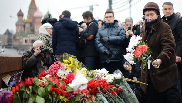 Цветы на месте убийства политика Бориса Немцова