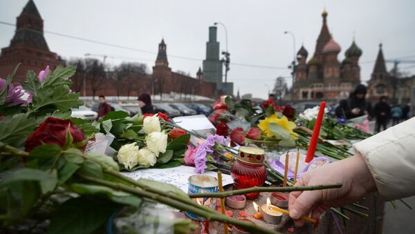 Цветы на месте убийства политика Бориса Немцова. Архивное фото