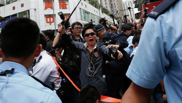 Стычки демонстрантов против китайских торговцев с полицией в Гонконге 1 марта 2015 года