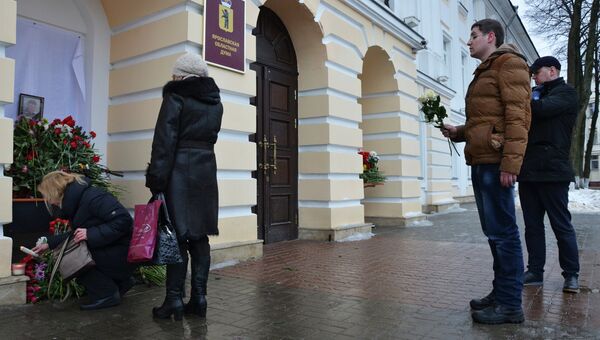 Жители возлагают цветы к зданию Ярославской думы, где работал российский политик Борис Немцов. Архивное фото