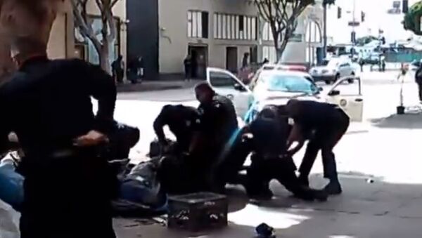 Кадр из видео с убийством бездомного сотрудниками полиции