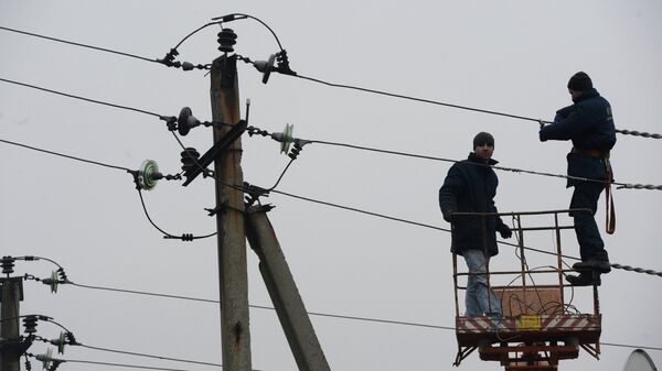 Ремонт линий электропередачи, поврежденных при обстреле в Донбассе. Архивное фото