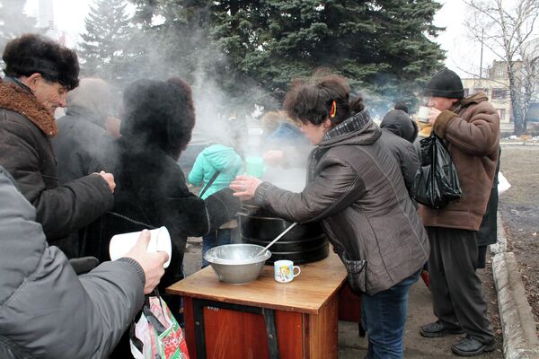 Раздача горячей пищи жителям города Дебальцево