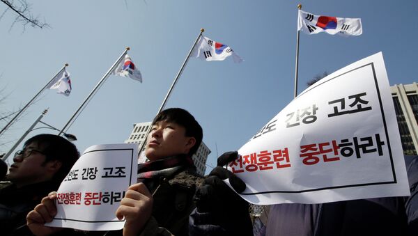 Жители Кореи протестуют в связи с запуском двух баллистических ракет с территории КНДР